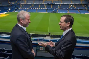 Ông chủ Chelsea, Roman Abramovich tiếp đón Tổng thống Israel, Isaac Herzog tại Stamford Bridge vào Chủ nhật.