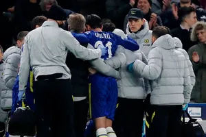 HLV Thomas Tuchel lo lắng khi Ben Chilwell còn không thể tự rời sân. Ảnh: Getty Images