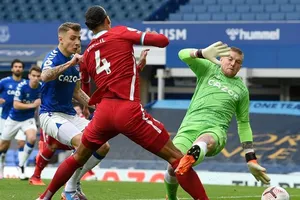 Pha bóng ở trận derby Merseyside từng loại trung vệ Virgil van Dijk hết mùa giải vừa qua.