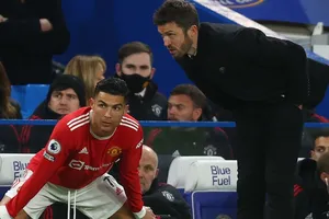 Michael Carrick từng gạt Cristiano Ronaldo lên ghế dự bị trong trận hòa Chelsea.