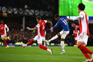 Demarai Gray tung cú sút ghi bàn tuyệt đẹp ấn định chiến thắng. Ảnh: Getty Images