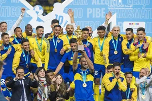 Boca Juniors nâng Diego Maradona Cup sau khi thắng Barca.