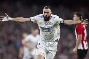 Karim Benzema tiếp tục tỏa sáng trên hàng công của Real.