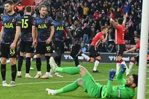Harry Kane và Tottenham chia điểm trước 10 cầu thủ Southampton. Ảnh: Getty Images
