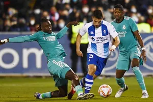 Cầu thủ Alcoyano (giữa) một lần nữa gây khó khăn cho Real Madrid.