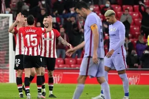 Barcelona tiếp tục lún sâu trong mùa giải tồi tệ.