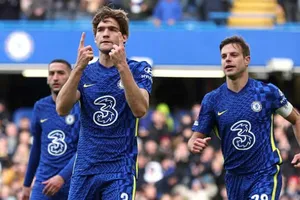 Cesar Azpilicueta (phải) và Marcos Alonso nằm trong kế hoạch táo bạo của Barca.