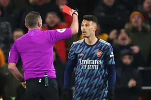 Chiếc thẻ đỏ hy hữu của tiền đạo Gabriel Martinelli. Ảnh: Getty Images