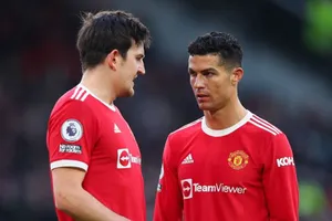 Harry Maguire được yêu cầu trao chiếc băng đội trưởng cho Cristiano Ronaldo.
