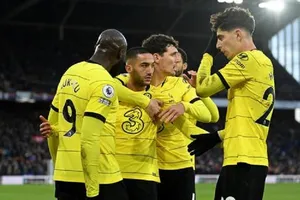 Hakim Ziyech ghi bàn thắng muộn giúp Chelsea thắng trên sân Crystal Palace.