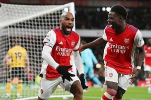 Alexandre Lacazette phấn khích sau khi góp công vào bàn thắng quyết định. Ảnh: Getty Images