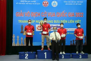 Ban tổ chức đã trao thưởng cho kỳ thủ vô địch nội dung tiêu chuẩn. Ảnh: Liên đoàn cờ vua VN