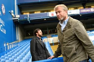 Roman Abramovich sẵn sàng cởi nút thắt khủng hoảng tại Chelsea.