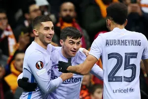 Pedri (giữa) tiếp tục phát triển tài năng trong màu áo Barca.