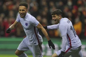 Pierre-Emerick Aubameyang đã ghi bàn quyết định giúp Barcelona vào tứ kết.