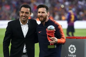 Xavi Hernandez gợi ý về một cơ hội trở lại của Lionel Messi với Barcelona.