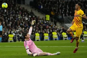 Pierre-Emerick Aubameyang tỏa sáng rực rỡ khi ghi cú đúp.