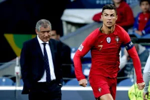 HLV Fernando Santos và Cristiano Ronaldo sẽ cùng nhau giúp Bồ Đào Nha thoát hiểm?