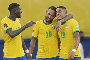 Neymar (giữa) hy vọng sẽ tìm lại niềm vui khi trở về tuyển Brazil.