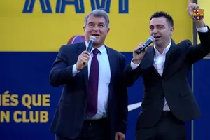 Chủ tịch Joan Laporta tiếp tục cho thấy sự ủng hộ lớn dành cho HLV Xavi.