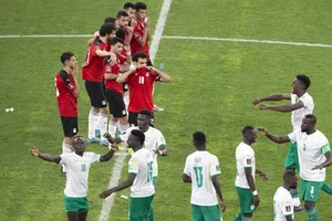 Mohamed Salah một lần nữa ngậm ngùi nhìn Sadio Mane ăn mừng.