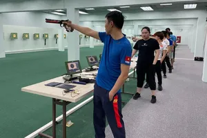 Đội tuyển bắn súng Việt Nam tập luyện trên sân nhà. Ảnh: VŨ XUÂN