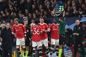 Premier League cho phép sử dụng 5 quyền thay người mỗi trận từ mùa giải 2022-2023.