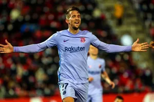 Luuk de Jong một lần nữa sắm vai người hùng của Barca.