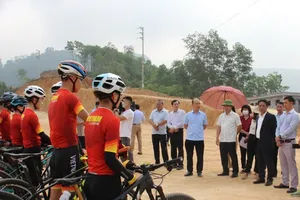 Lãnh đạo Bộ VH-TT-DL và Tổng cục TDTT làm việc trực tiếp tại đường đua ở Hòa Bình. Ảnh: ĐỖ HÀ.BHB