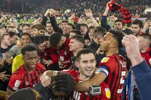 Cầu thủ và người hâm mộ Bournemouth hạnh phúc trở lại Premier League sau 2 năm.