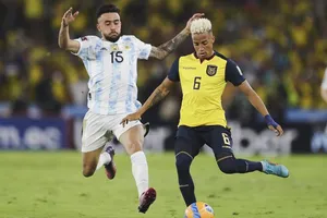 Byron Castillo (phải) cùng Ecuador đối đầu Argentina ở vòng loại World Cup 2022.