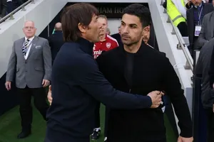 HLV Antonio Conte đã khuyên đồng nghiệp trẻ Mikel Arteta đừng phàn nàn quá nhiều.