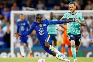 N'Golo Kante chơi trận đầu tiên kể từ 28-4 khi đối đầu Leicester. Ảnh: Getty Images