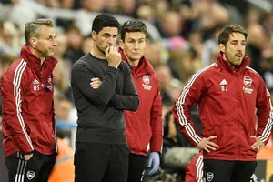 Mikel Arteta và cộng sự buồn bã sau trận thua gần nhất ở Newcastle. Ảnh: Getty Images