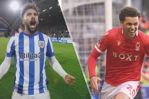 Nottingham Forest (phải) và Huddersfield đến gần cơ hội trở lại Premier League.