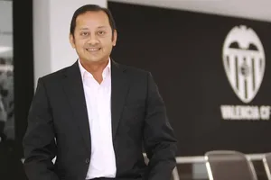 Anil Murthy không phải là quan chức đầu tiên của Valencia “bất mãn” với ông chủ Peter Lim.