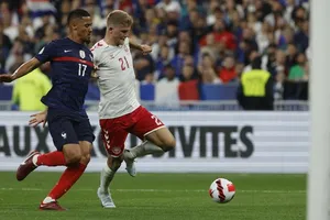 Andreas Cornelius vào sân ghi cú đúp bàn thắng giúp Đan Mạch ngược dòng.