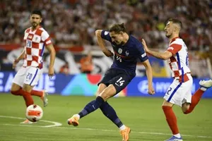 Adrien Rabiot mở tỷ số cho tuyển Pháp.