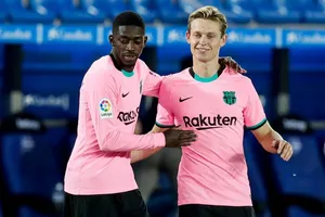 Frankie de Jong (phải) và Ousmane Dembele sắp phải rời Barca.