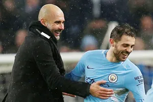 HLV Pep Guardiola và Bernardo Silva luôn duy trì mối quan hệ tốt. Ảnh: Getty Images