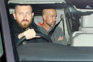 HLV Erik ten Hag đến sân tập Man.United để chuẩn bị buổi tập đầu tiên.