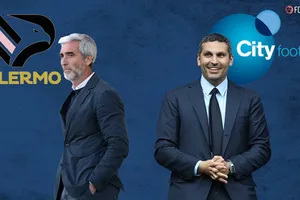 Giám đốc điều hành Man.City, Ferran Soriano (phải) trong buổi họp báo ở Palermo.