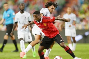 Tyrell Malacia khá mạnh mẽ trong ngày ra mắt. 