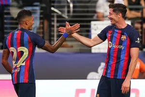 Các ngôi sao Robert Lewandowski và Raphinha có thể kịp được Barca đăng ký.