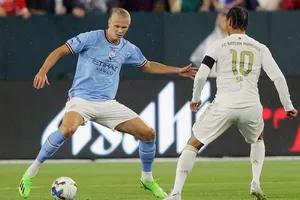 Erling Haaland cho thấy hình thể và tinh thần tốt trong lần ra mắt. Ảnh: Getty Images