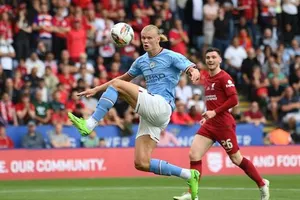 Erling Haaland và pha đệm bóng vọt xà từ cự ly 6 mét. Ảnh: Getty Images