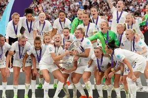 Đội tuyển bóng đá nữ Anh vô địch giải đấu lớn đầu tiên trong lịch sử.