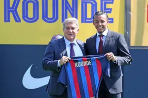Chủ tịch Barcelona, Joan Laporta ra mắt tân binh mới nhất Jules Kounde.