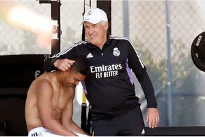 HLV Carlo Ancelotti khá thoải mái bên cạnh các học trò trong chuyến du đấu.