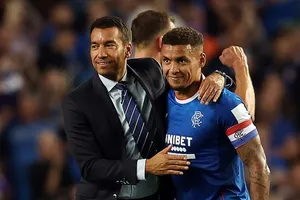 Thầy trò HLV Giovanni van Bronckhorst có màn ngược dòng lịch sử để vào vòng play-off.